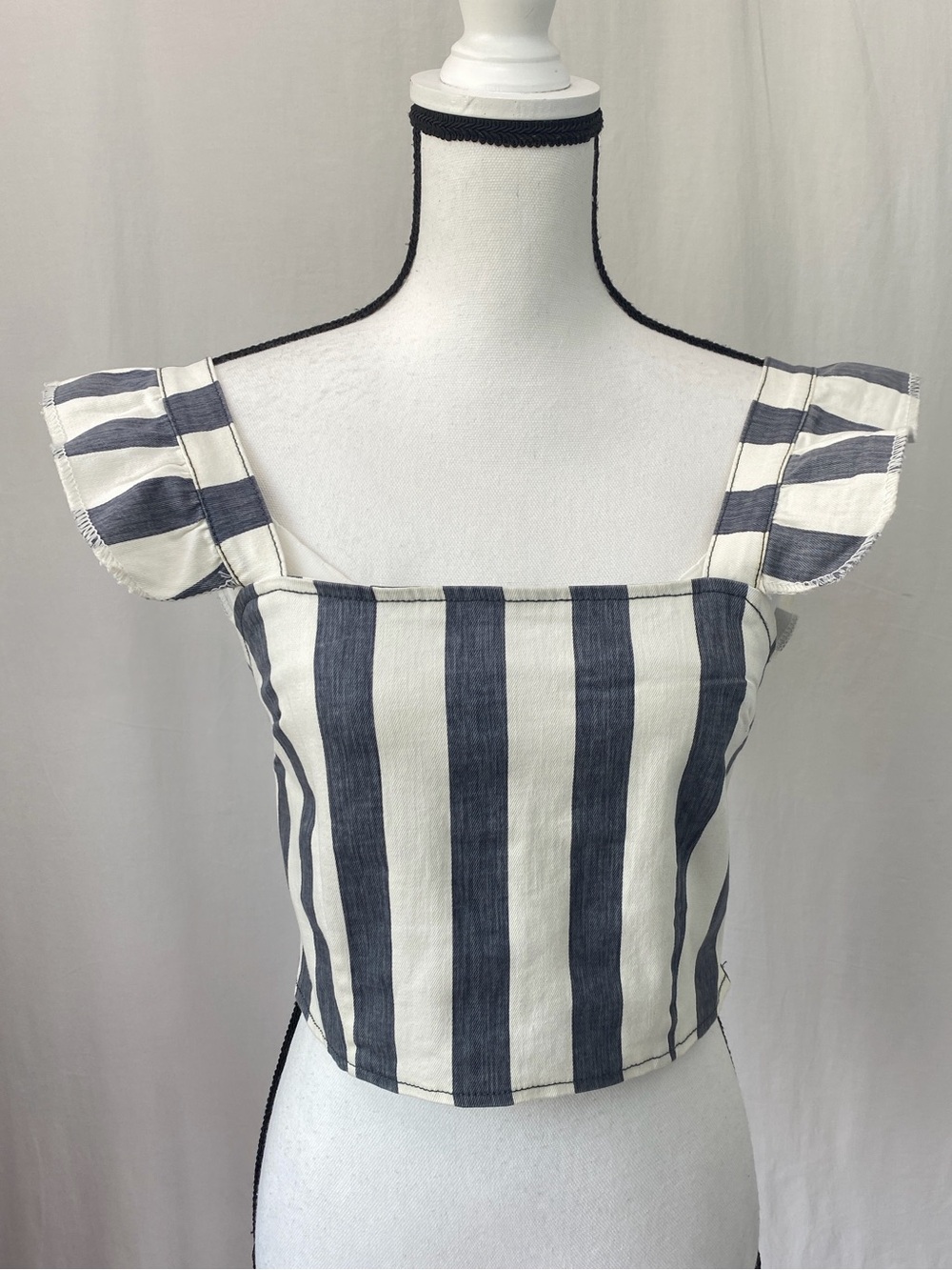 Saints & Hearts grey cream crop top
Striped ruffle shoulder Gameday sz Medium